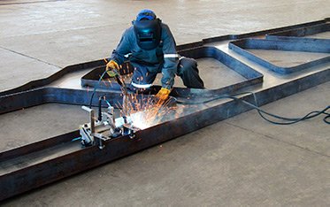 Welding application with robotic trolley